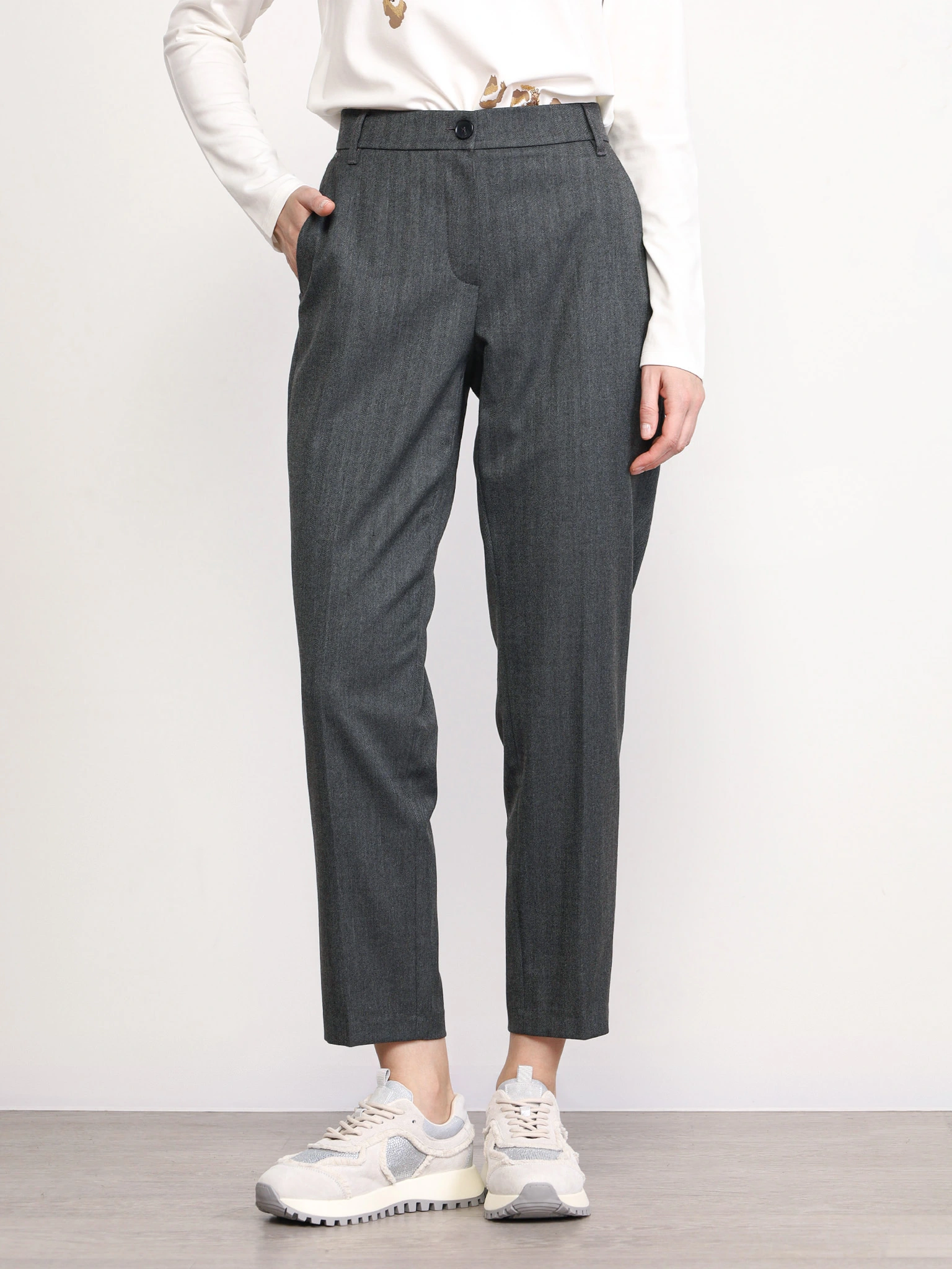 Брюки серого цвета прямого кроя